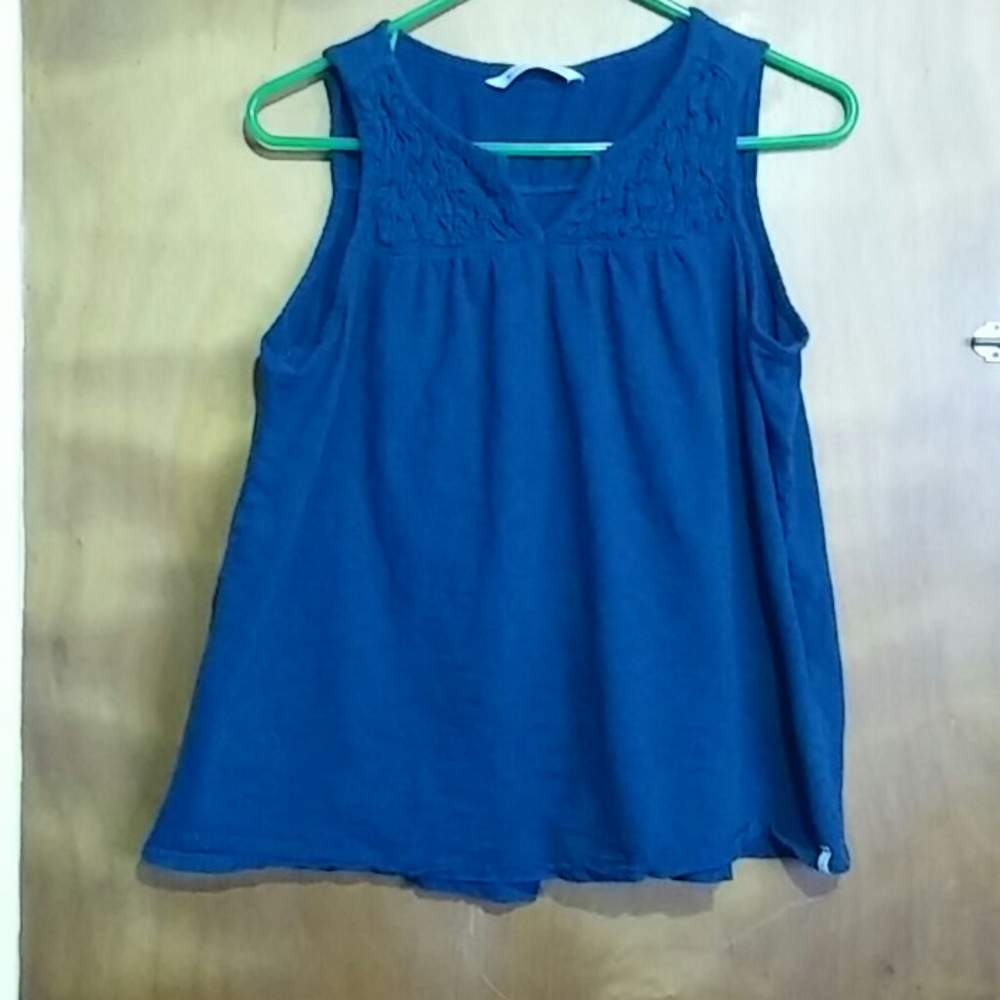 Tank top with opening in the back